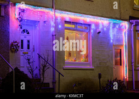 Casa suburbana esterno elettrico luci di Natale decorazione porte e finestre Foto Stock