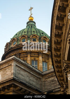 Close-up della cupola della Cattedrale di Kazan con una croce dorata parte di una parete con colonne e un fregio con windows, portici in un giorno chiaro Foto Stock
