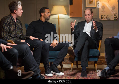 Il Duca di Cambridge (destra) con Rio Ferdinand (centro) e Roman Kemp (sinistra) durante una visita a incontrare del personale, i volontari e i sostenitori della "Campagna contro vivere miseramente' (calma), un ente di beneficenza dedicata alla prevenzione del suicidio maschile, a prestare il suo sostegno al loro "Miglior Progetto Uomo' ad alta Road House, Londra. Foto Stock