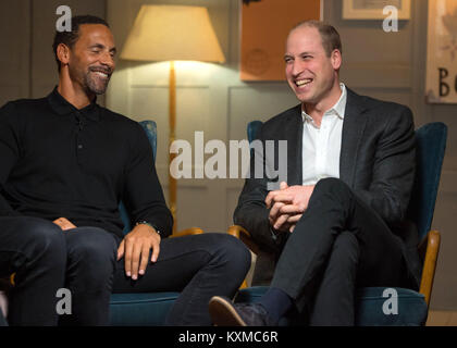 Il Duca di Cambridge (destra) con Rio Ferdinand durante una visita a incontrare del personale, i volontari e i sostenitori della "Campagna contro vivere miseramente' (calma), un ente di beneficenza dedicata alla prevenzione del suicidio maschile, a prestare il suo sostegno al loro "Miglior Progetto Uomo' ad alta Road House, in Chiswick Londra. Foto Stock