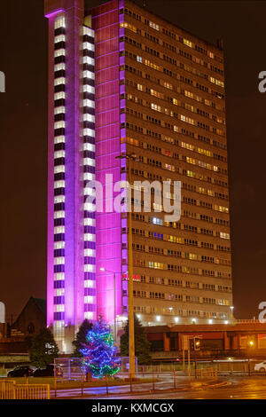 Anniesland corte a torre notte simile a Trellick Tower illuminata come un albero di Natale con uno in primo piano più alto edificio elencato in Scozia Foto Stock