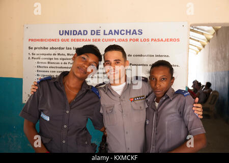 Un cubano di funzionario di polizia e due guardie di sicurezza a l'Avana, Cuba. Foto Stock