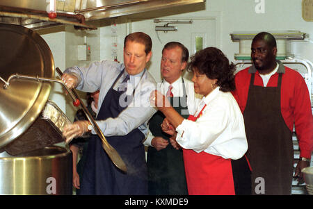 Il Vicepresidente degli Stati Uniti Al Gore ti aiuta a preparare la zuppa a Martha's tabella, un rifugio che fornisce pasti per i senzatetto a Washington D.C. il 15 ottobre, 1999. Nella foto da sinistra a destra: VP Al Gore; rappresentante statunitense Tony Hall (Democratico di Ohio), ex presidente degli Stati Uniti Casa Comitato di selezione sulla fame; Olivia Ivy, direttore delle operazioni di Martha's Table; e Alvin Winfield, un volontario presso il rifugio; a guardare. Credito: Ron Sachs / CNP /MediaPunch Foto Stock