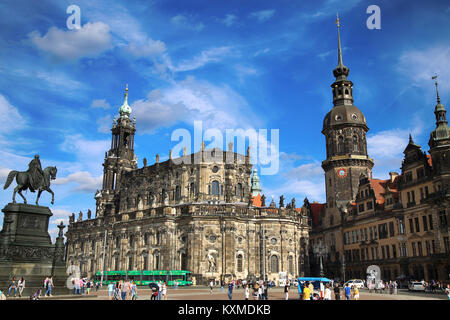 DRESDEN, Germania - 13 agosto 2016: i turisti a piedi su Theaterplatz e una vista maestosa sul Sassonia Dresda Castello e Katholische Hofkirche di Dresda, St Foto Stock