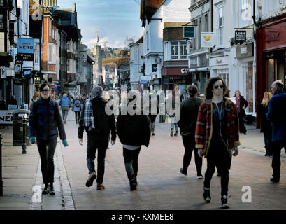 Foto di stock di acquirenti in parata e High Street in Canterbury Kent. Foto Stock