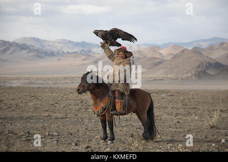 Golden Eagle hunter aquila kazaka festival del bayan Ulgii Ölgii Foto Stock