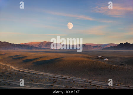 Mongolo luna tramonto gers paesaggio steppe praterie strade sterrate ora d'oro Foto Stock