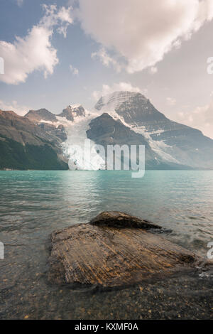 Monte Robson come visto dal lago Berg, British Columbia, Canada Foto Stock