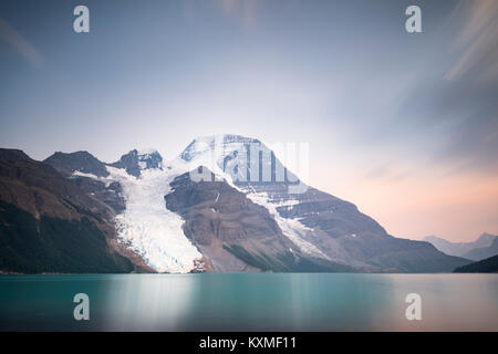 Monte Robson come visto dal lago Berg, British Columbia, Canada Foto Stock