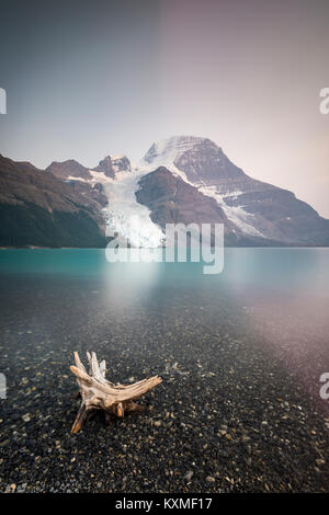 Monte Robson come visto dal lago Berg, British Columbia, Canada Foto Stock