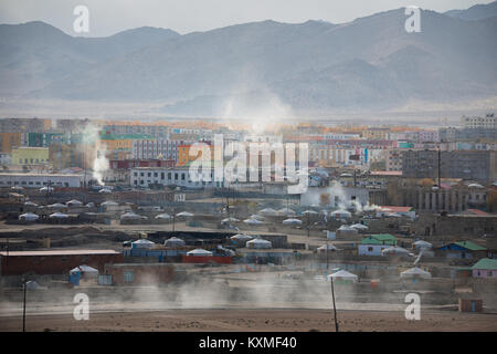 Khovd Hovd vista fumo camino carbone ardente ger camp gers Mongolia Foto Stock