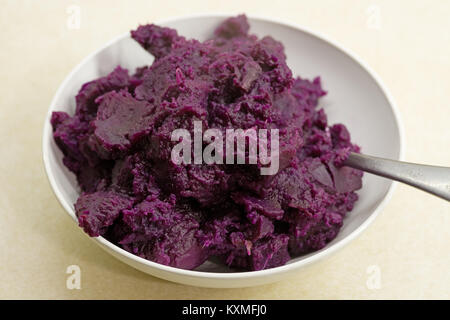 Ciotola bianco cotto viola purea di patate dolci Foto Stock