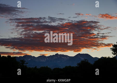 Il tramonto sulle montagne di Sierra Nevada dal vescovo California Foto Stock