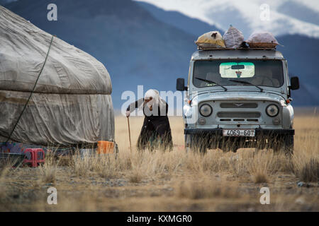 Il vecchio donna pastore di capra tornando a casa ger inverno Mongolia steppe praterie offroad 4x4 Foto Stock