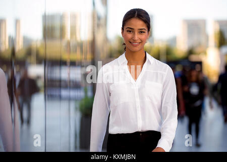 Felice luminoso positivo business entusiasta persona femmina fiducia sorridente e personalità di successo Foto Stock