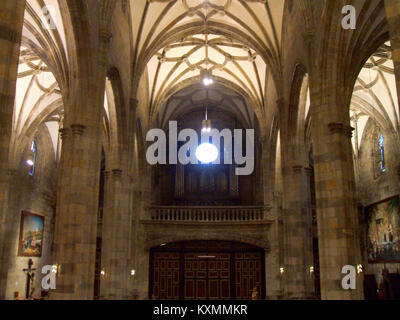La Basilica de Begoña di Bilbao, in Spagna, è un importante sito religioso dedicato alla patrona di Biscaglia. La chiesa presenta una miscela di stili architettonici gotici e barocchi. Foto Stock