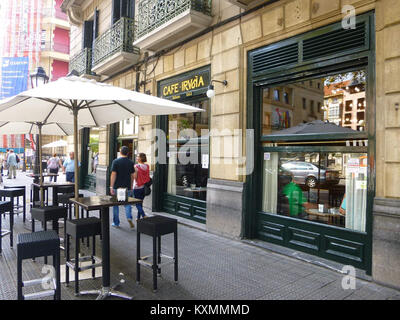 Il Café Iruña di Bilbao, Spagna, è un caffè storico situato nel centro della città. E' conosciuto per la sua architettura tradizionale e funge da punto di incontro sociale. Foto Stock