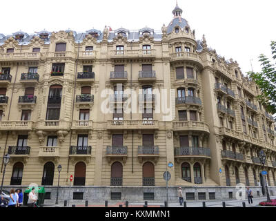 Il titolo si riferisce ad un indirizzo a Bilbao, in Spagna, in particolare all'angolo tra Calle Ercilla e Calle Colón de Larreategui. Questa posizione è notevole per il suo ambiente urbano e il suo significato storico. Foto Stock