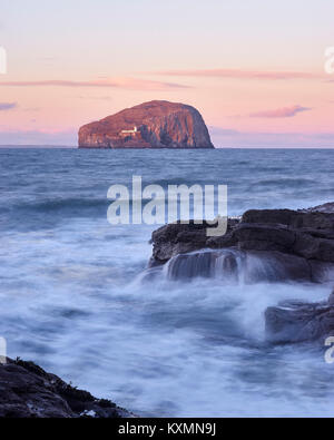 La Bass Rock da Seacliff Beach, North Berwick, East Lothian, Scozia. Foto Stock