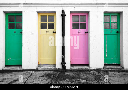 Porte colorate degli spogliatoi della ex piscina a North Berwick Harbour, East Lothian, Scozia Foto Stock