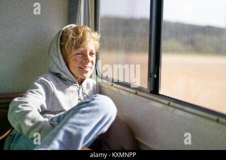 Ragazzo seduto in camper guardando fuori della finestra,Polonio,Rocha,l'Uruguay,America del Sud Foto Stock