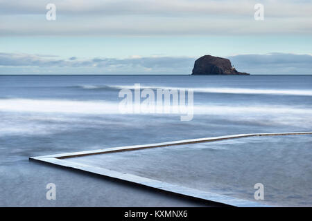 Il Yachting stagno sulla spiaggia a est a North Berwick e la Bass Rock, East Lothian, Scozia Foto Stock