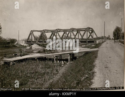 Una fotografia del 5 maggio 1918, che mostra la navigazione interna in Veneto, Italia, con un pontile e un ponte con uno scivolo di ghiaia. Foto Stock