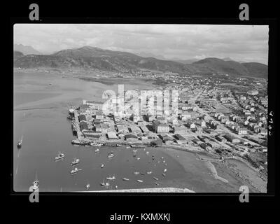 Bodø è una città della Norvegia settentrionale, a nord del Circolo Polare Artico, conosciuta per i suoi paesaggi naturali, tra cui il Saltstraumen maelstrom. I monumenti culturali includono la cattedrale di Bodø (1956) e musei locali come il Museo dell'aviazione norvegese. Foto Stock