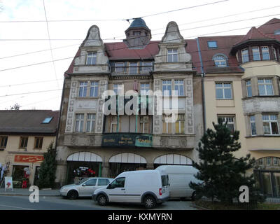 Bautzner Landstraße 10 a Weisser Hirsch, Germania, mostra una vista sulla strada con edifici che riflettono l'architettura urbana locale. Foto Stock