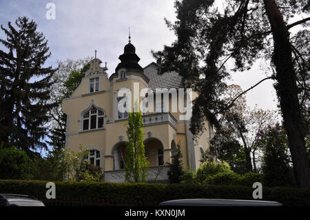 Questa immagine mostra un edificio in Burgstraße 7 ad Auerbach, Germania, evidenziandone le caratteristiche architettoniche e la collocazione all'interno della strada urbana. Foto Stock