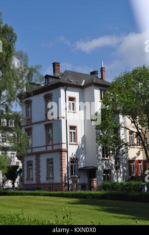 Questa immagine mostra la facciata posteriore dell'edificio a Ferdinandstraße 7 a Bad Homburg, Germania, evidenziandone l'architettura e l'ambiente urbano. Foto Stock