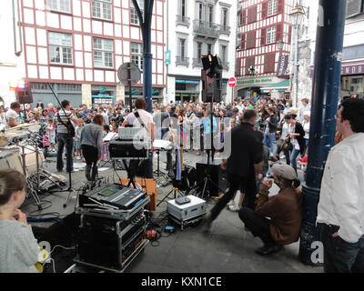 Questa immagine cattura un momento vivace dal Fête de la Musique di Bayonne, Francia, tenutosi il 21 giugno 2012. L'evento mette in mostra talenti musicali locali e celebra la diversità culturale attraverso la musica. Foto Stock