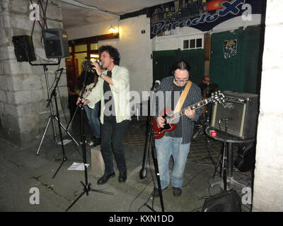 Questa immagine cattura un momento dell'evento Fête de la Musique a Bayonne, in Francia, il 21 giugno 2012. Il festival, che celebra la musica negli spazi pubblici, è un evento culturale annuale in molte città del mondo. Foto Stock