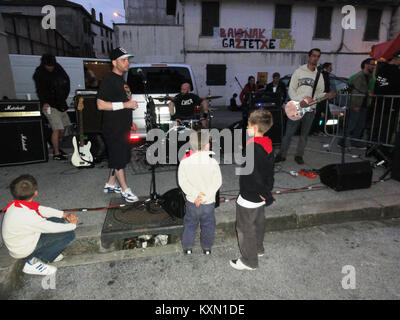 Questa immagine cattura un momento dal Fête de la Musique di Bayonne, Francia, tenutosi il 21 giugno 2012. Il festival celebra la musica e la diversità culturale, con spettacoli in tutta la città. Foto Stock