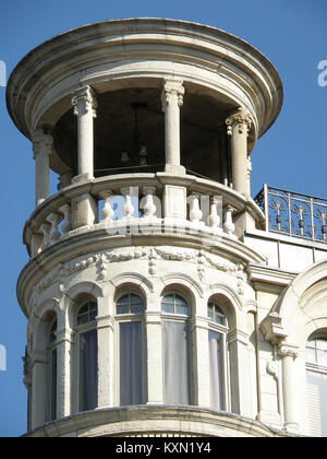 Questa immagine mostra un edificio in Oostenstraat 50 ad Anversa, Belgio, che illustra l'architettura urbana e le caratteristiche storiche della città. Foto Stock