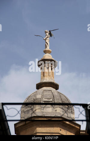 La cattedrale di Granada in Spagna, chiamata anche "Ange Cathédrale", è una cattedrale rinascimentale caratterizzata da elementi architettonici gotici e rinascimentali, che funge da importante punto di riferimento religioso e culturale a Granada. Foto Stock