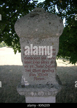 Questa immagine mostra Bildstock su Parkhausstraße a Eichstätt, Germania, raffigurante un monumento religioso o un santuario lungo la strada nel suo ambiente urbano. Foto Stock