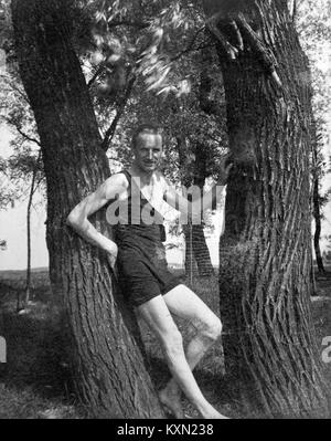 Una fotografia della collezione Fortepan che mostra un villaggio vicino al fiume Garam in Ungheria, catturando la vita rurale lungo il fiume. Foto Stock