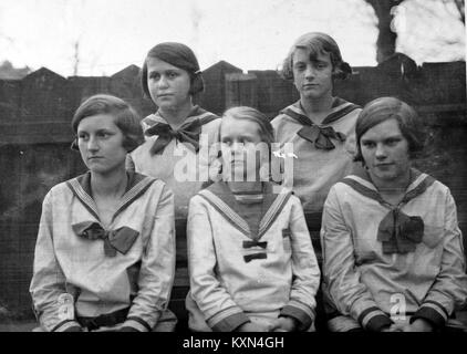 Una fotografia storica dell'archivio Fortepan che mostra gli studenti dell'Istituto delle Suore di San Giuseppe del Divino Redentore, documentando le pratiche educative in Ungheria. Foto Stock