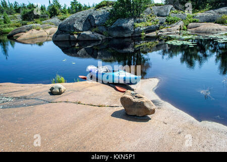 Esplorare il canale voyageur in kayak vicino al fiume cattivo su Georgian Bay Foto Stock