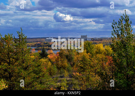 Una vista spettacolare delle Laurentian University da tutto il lago di Ramsey Foto Stock