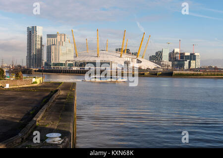 River bus e l'O2 Arena di Londra da oltre il Tamigi Foto Stock