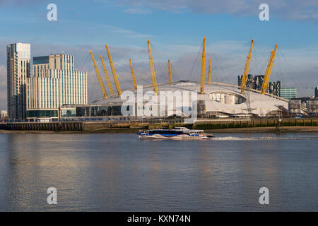 River bus e l'O2 Arena di Londra da oltre il Tamigi Foto Stock