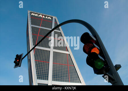 Torre Kio e ambra semaforo, vista dal basso. Plaza de Castilla, Madrid, Spagna. Foto Stock