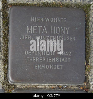 Edificio situato in Schloßstrasse 16 a Bad Laasphe, Germania, che mostra l'architettura residenziale e il contesto urbano. Foto Stock