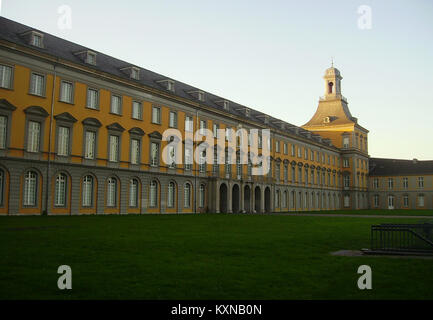 Il castello di Kurfürstliches a Bonn, in Germania, è un palazzo elettorale noto per il suo significato storico, l'architettura tedesca e il patrimonio reale, che riflette la grandezza del suo periodo. Foto Stock