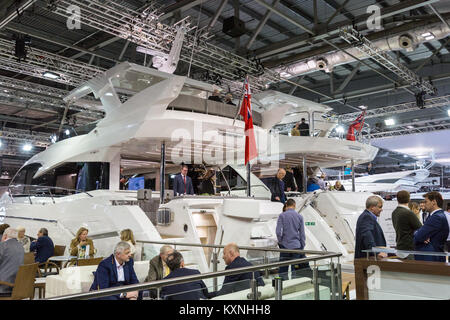 Excel, London, Regno Unito. Decimo gen, 2018. Il Sunseeker motoryacht di lusso di attirare un sacco di attenzione. L annuale London Boat Show highlights nautica internazionale gli sviluppi e gli espositori e mette in mostra il meglio della marina britannica industria e stile di vita. Credito: Imageplotter News e sport/Alamy Live News Foto Stock