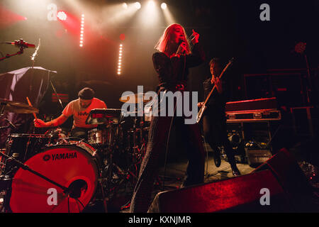 Cambridge, Regno Unito. Decimo gen, 2018. Yonaka eseguire live al Cambridge Junction sostenendo i presepi. Credito: Richard Etteridge/Alamy Live News Foto Stock