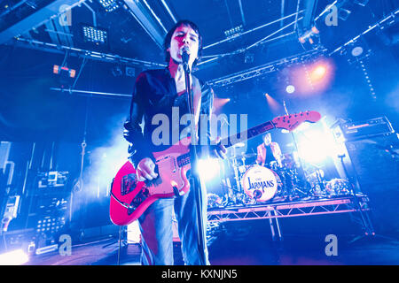 Cambridge, Regno Unito. Decimo gen, 2018. Il cantante Ryan Jarman inglese di indie rock band i presepi eseguire live presso la giunzione di Cambridge. Credito: Richard Etteridge/Alamy Live News Foto Stock