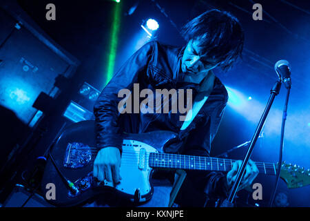 Cambridge, Regno Unito. Decimo gen, 2018. Il cantante Ryan Jarman inglese di indie rock band i presepi eseguire live presso la giunzione di Cambridge. Credito: Richard Etteridge/Alamy Live News Foto Stock